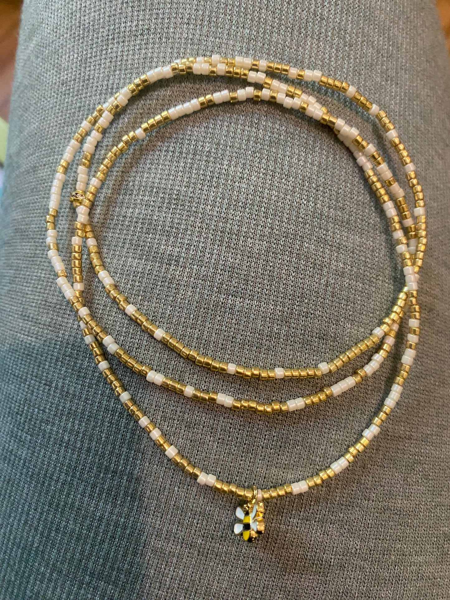 Bayas doré et blanc avec abeille